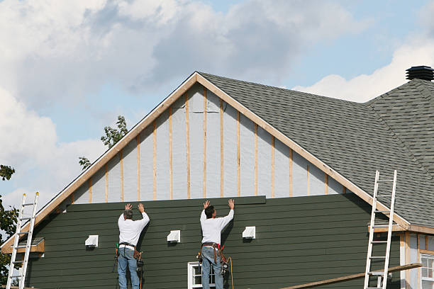 Professional Siding Installation technician working in Fort Meade, FL